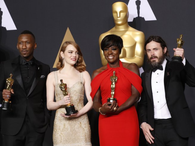 Махършала Али, Ема Стоун, Виола Дейвис и Кейси Афлек позират за снимка с току-що получените награди. Снимка: Reuters