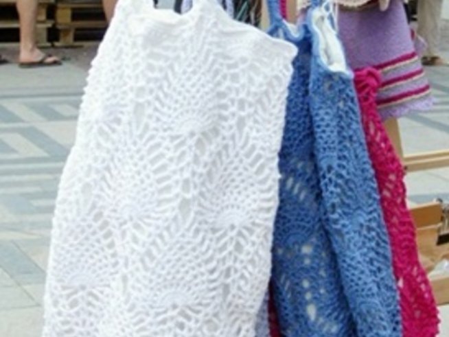 Отпускът започва с ярки плетени чанти