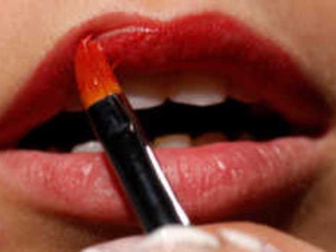 Манипулираме мъжете с яркочервено червило