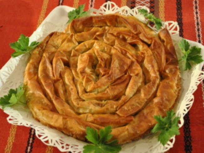 1 пакет кори за баница
4 яйца
200 г сирене
4-5 лъжици кисело мляко
1 бакпулвер
5-6 лъжици майонеза “Олинеза”
олио за намазване на тавата