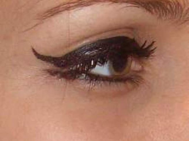 Гримът през 2012-а – очната линия задължителна!