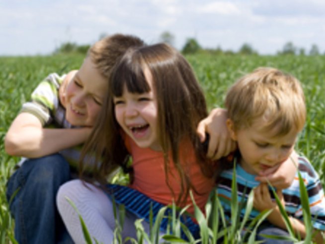 Слънцезащитен лосион и спрей за чувствителната кожа на децата