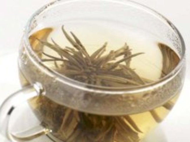 В борбата с акнето помагат зелен чай и джинджифил