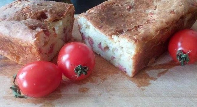 2 чаши брашно
2 яйца
1 с.л. майонеза
1 с.л. горчица
¼ чаша олио
1 бакпулвер
½ с.л. сол
150 г настърган кашкавал
150 г шунка