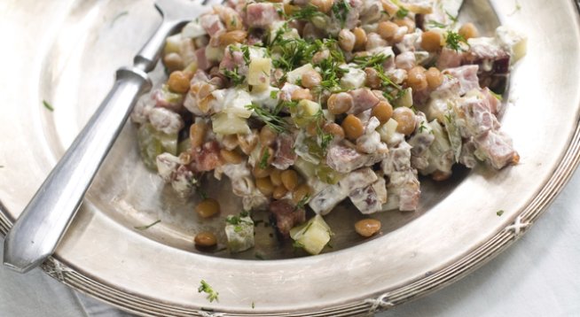 1 ч. нарязани на кубчета моркови
1 / 2 ч. ч. нарязан на кубчета червен лук
2 скилидки пресован чесън
сол и черен пипер на вкус
1 ч. ч. леща – изплакната и изцедена
3 ч. ч. вода
6 с. л. зехтин
3 с. л. лимонов сок
1 / 4 ч. ч. нарязан магданоз
4 филета от риба тон