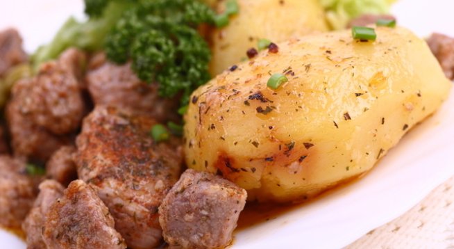 Продукти:
около 600–800 гр свински карета
150–200 гр гъби (печурки), може и от консерва
5–6 глави лук
2–3 скилидки чесън
около 250 мл червено вино
1 малко джинджифил
1 с. л. горчица
4 с. л. соев сос
сок от 1/2 лимон
2-3 суп. лъж. брашно
мазнина за пържене – олио
сол и черен пипер на вкус