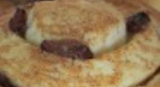 600 г брашно
1/2 бучка мая
1 ч. ч. захар
1 ч. л. сол
1 и 1/2 ч. ч. прясно мляко
1 яйце
4 суп. лъж. масло
1 ванилия
За плънката:
120 г масло
1 ч. ч. кафява захар
1 ч. л. канела
1 ч. ч. стафиди