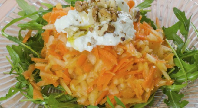 500-800 г пресни моркови
2 бурканчета изцедено кисело мляко
масло(колкото кибритена кутийка)
сол
черен пипер
1кафена чаша орехи
няколко скилидки чесън