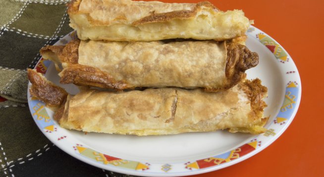 1 пакет кори за баница
500 г кайма
1 глава лук
¼ чаша олио
1 и ½ чаена лъжичка сол
1 лъжичка черен пипер