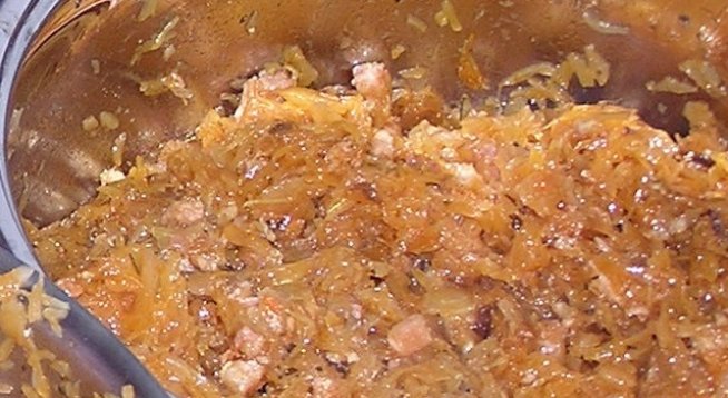 1 чаша ориз
1 не много голяма зелка
2 домата или доматено пюре
10 скилидки чесън нарязан
2 глави лук
червен пипер, черен пипер
2-3 сухи чушки
20 мл олио