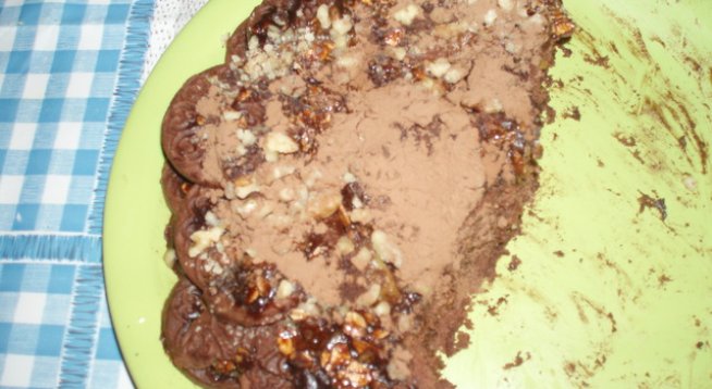 3 пакета бисквити с какао,
компот от праскови,
125 г масло,
течен шоколад,
счукани бадеми (може и орехи),
3 супени лъжици захар,
половин чаша мюсли