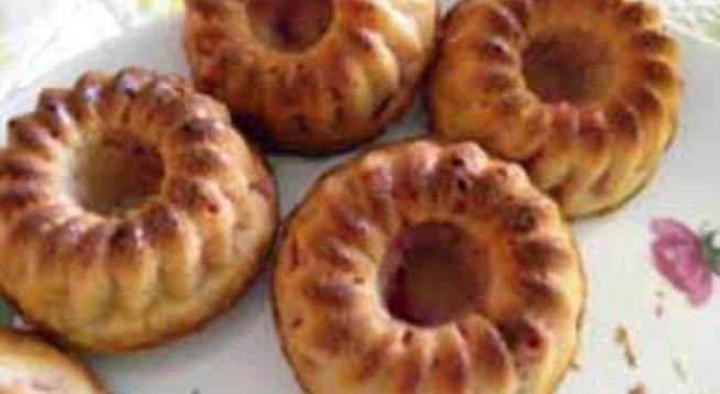 2 яйца
2 чаши захар
2 чаши брашно
1 кофичка кисело мляко
2 чаени лъжички бакпулвер
100 г олио
200 г вишни
