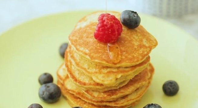 2 банана
2-3 яйца
1/3 купичка овесени ядки може и такива, които са без глутен
1/2 чаена лъжичка бакпулвер