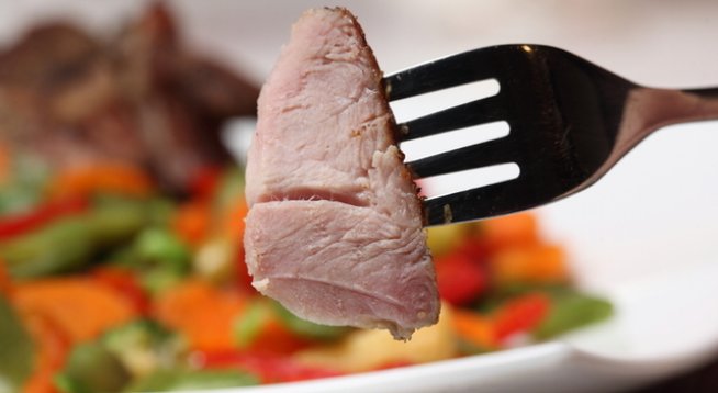 Продукти:
свинско месо – 1 кг
свинско месо – ребра 250 – 300 г
кайма – 500 г
пилешко месо – 1 кг
кисело зеле – 1-2 зелки, в зависимост от размера
кървавица, суджук, наденица – 300 г
ориз – 3/4 ч. ч.
лук – 2 глави
черен пипер – 2 ч. л.
червен пипер
сол
олио