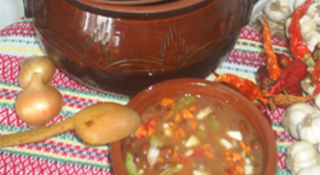Шарен боб в гювеч