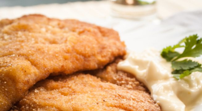 2 чаши натрошени крекери с вкус на сирене
1 чаша кромид лук, ситно нарязан на кубчета
½ чаша галета
2 супени лъжици сусамово семе
сол и черен пипер на вкус
4 бр пилешки гърди без кожа, нарязани на половини
3 супени лъжици майонеза