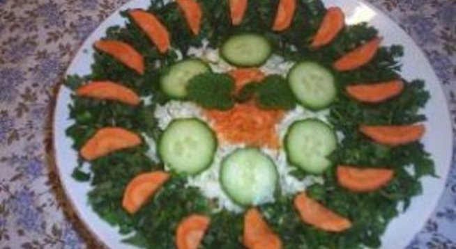 Зелена салата с коприва, киселец и зеле
