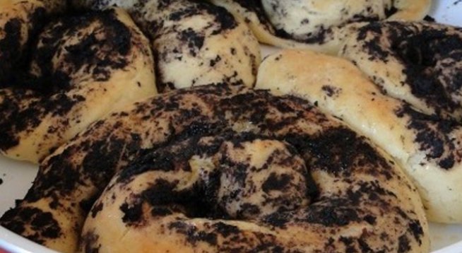 600 г брашно
4-5 с.л. маслинова паста
2 с.л. зехтин
1 пакетче мая суха, 7 грама
2 броя яйцa
1 ч.л. сол
1 ч.л. захар
200 мл вода топличка