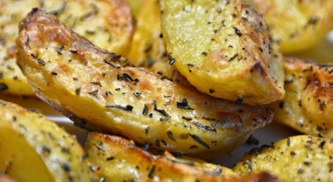 2 кг картофи, обелени и нарязани на полумесеци
1 глава лук
2 чаени лъжици червен пипер
1 чаена лъжица черен пипер
1 чаена лъжица сол
½ връзка копър
½ чаша олио
1 супена лъжица брашно