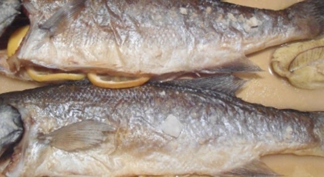 Продукти за 4 порции:
4 лаврака
3 лимона
4-5 скилидки чесън
морска сол