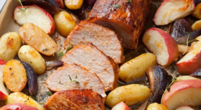 Продукти:
1 кг свинско месо, 1 ч. бяло вино, 1 л. черен пипер, дафинов лист, кимион и сол, 1 ч. зехтин/олио, 3-4 глави лук, 4 домата, 4 ябълки.