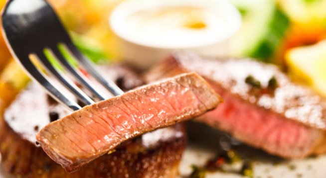 Продукти:
1кг свински котлети
няколко домата
кромид лук
гъби
червен пипер
черен пипер
горчица
сол