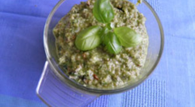няколко шепи листа от босилек
шепа орехи
сол на вкус
няколко скилидки чесън
зехтин