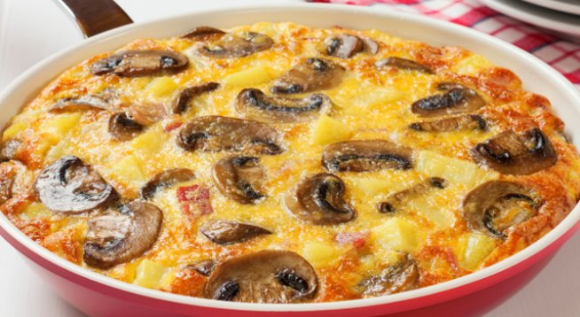 6 големи яйца
1 супена лъжица мляко
сол и черен пипер на вкус
3 супени лъжици зехтин
1 супена лъжица ситно нарязан лук
1 скилидка чесън, смлян
½ чаша нарязани печурки
½ чаша пресен спанак
4 бр чери домати
2 супени лъжици настъргано сирене моцарела
2 супени лъжици настърган пармезан