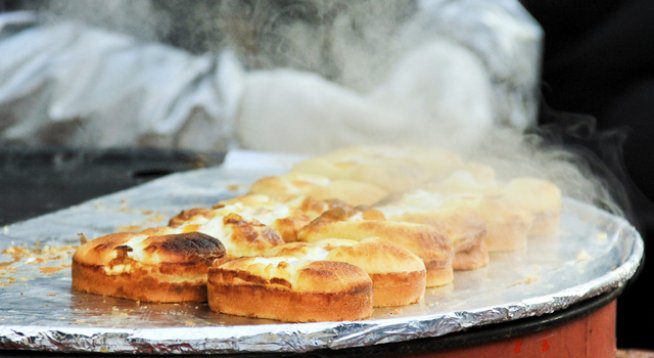 За 6 филийки:
6 филийки хляб
150 г сирене
150 г шунка или колбас по ваш избор
черен пипер, лук
3-4 яйца
