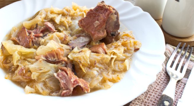 Продукти:
1 средно голяма глава кисело зеле
около 300-400 г свинско месо, шарено
при възможност около 150 г бекон за вкус
1-2 лъж. червен пипер
2-3 лъж. олио
дафинов лист 2-3 листа
черен пипер на зърна 5-8 зърна