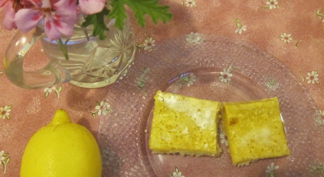 За основата:
120 г масло
3/4 ч. ч. захар
1 и 1/4 ч. ч. брашно
За горната част:
4 яйца
1 ч. ч. захар
кората и сока на 1 лимон
2 суп. лъж. брашно
2 суп. лъж. сметана
пудра захар за поръсване
