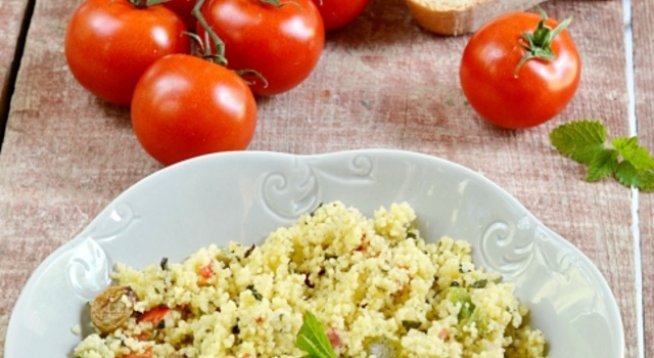 1 чаша кускус
5-6 червени печени чушки
2 стръка лук
2 стръка чесън
150 г фета сирене
сол, черен пипер
зехтин, оцет балсамико