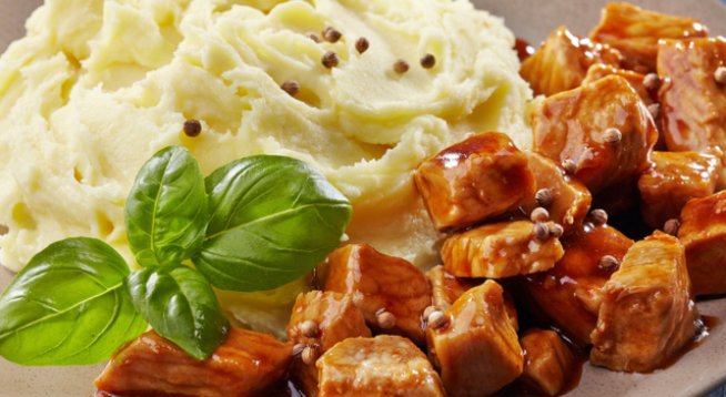 Продукти:
700 г обезкостена свинска плешка
1 глава лук
4 с. л. олио
2 с. л. доматено пюре
1 дафинов лист
1 ч. л. червен пипер
няколко зърна черен пипер
1-2 зърна бахар
1 ч. ч. червено вино
сол на вкус
За картофеното пюре:
1/2 кг картофи
50 г краве масло
1/2 ч. ч. прясно мляко
сол и черен пипер на вкус