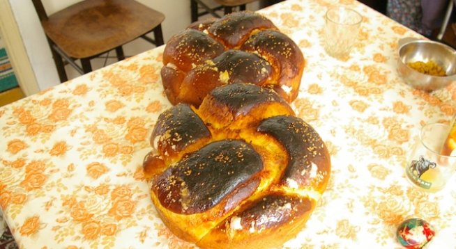 1 кг брашно,
5 яйца,
1 препълнена чаена чаша захар,
1 чаена чаша прясно мляко,
3-4 лъжици кисело мляко,
150 г мас,
малко олио или краве масло,
1/2 кубче мая,
1 яйце – белтъкът за намазване, където ще бъде плънката, а жълтъкът за намазване отгоре,
малко настъргана лимонова кора.