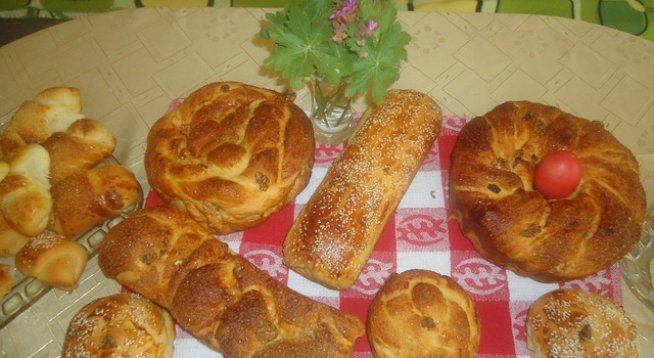 3 бр. яйца,
1 ч. захар,
1 пак. мая,
1 ч. хладко прясно мляко,
1 ч. хладка вода,
1 ч. разтопена мас,
кората на един лимон,
стафиди, накиснати предварително в алкохол,
брашно за меко тесто