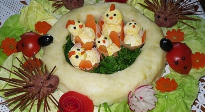 1 кг картофи,
1 връзка магданоз,
сол на вкус,
4-5 яйца,
1 пакетче крема сирене,
250 г кайма,
2-3 пръчици спагети,
черен пипер на зърна,
листа маруля за декорация,
2-3 обелки от домат – за розички,
1 домат – за калинки,
черни маслини,
морков