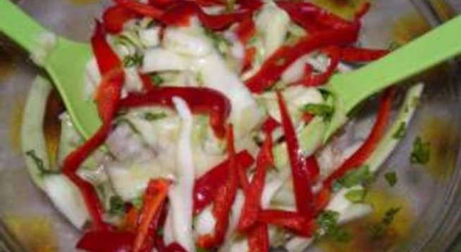 Продукти:
тиквички – 2 броя
червени чушки – 5-6 броя
босилек – една шепа
зехтин
оцет
соев сос