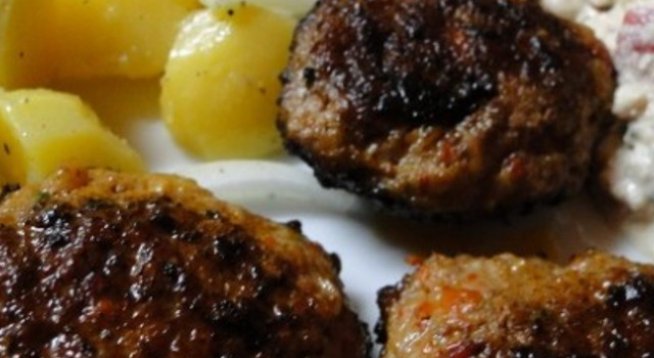 600 г кайма агнешка
1 глава лук настъргана
черен пипер на вкус
1 ч.л. кардамон сух
1 ч.л. кориандър сух
чили на вкус
1 с.л. магданоз нарязан на ситно
1 щипка индийско орехче
1 с.л. кимион