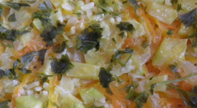1 купичка ориз
1 глава лук
2 моркова
1 тиквичка
сол
черен пипер
куркума
олио (зехтин)
кубче бульон
