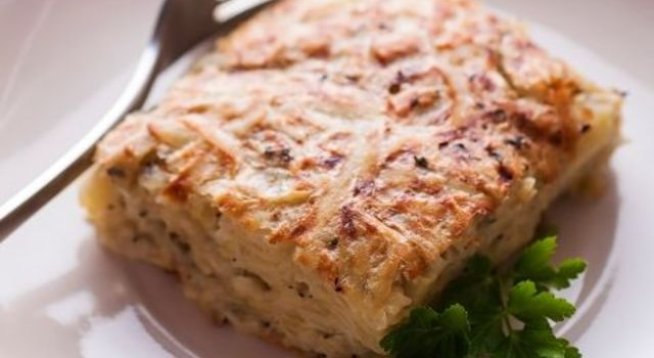 700 г картофи
200 г кайма
1 чушка
1 домат
1 глава лук
2 чаени чаши вода
1 чаена лъжичка сол
1 чаена лъжичка чубрица
3-4 супени лъжици олио
За заливката:
2 яйца
200 г кашкавал