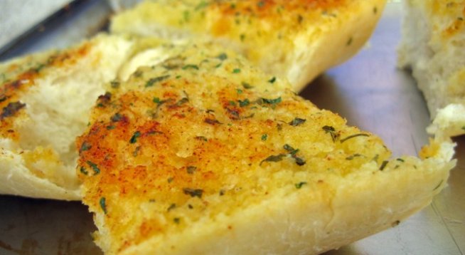 250 г меко масло
сол, черен пипер на вкус
копър
магданоз
див лук или пресен лук
чесън
люти чушки пожелание