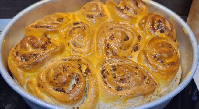 За тестото: 2 яйца 1/2 п. мая 1/2 к. кисело мляко 1 каф. чашка прясно мляко 1 с. л. сол 1 с. л. оцет 1 с. л. захар брашно колкото поеме (около 1 кг и малко повече) За плънката: 300 г сирене 3 яйца 1 пакетче разтопено масло (може да се замени с олио)