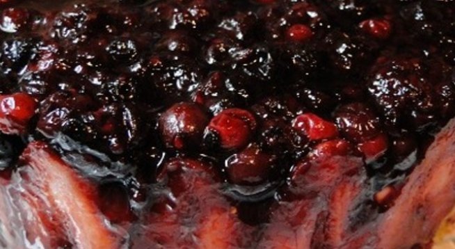 200 гр чаени бисквити
1 пакетче краве масло
1 кутийка заквасена сметана
1/2 ч.ч. захар
1 пакетче желатин
150 гр ягоди
вода
400 гр горски плодове
