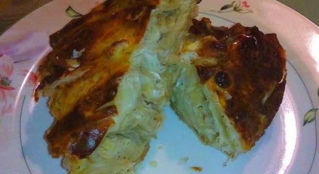1 супена лъжичка олио
1 яйце
250 г краве сирене
1 връзка праз лук
1/2 връзка копър
1 пакет фини кори за баница