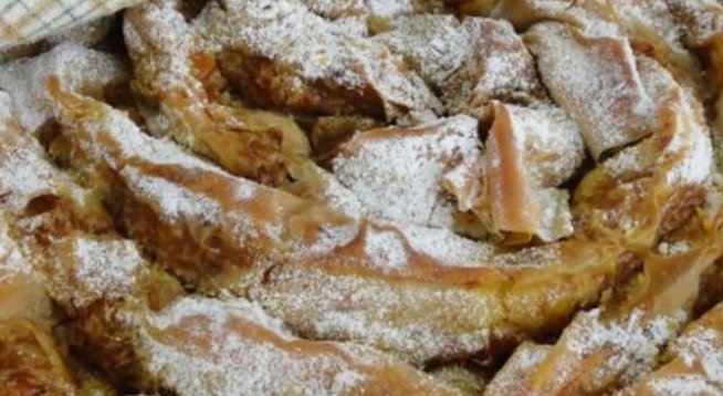 1 пакет кори за баница 400 грама
1 дребна тиква цигулка
1 ч.ч. орехи изчистени, натрошени
1 ч.л. канела
1 с.л. настъргана кора от лимон
2 пакетчета ванилия
1/2 ч.ч. захар може и повече да се сложи, както и да се замени с мед