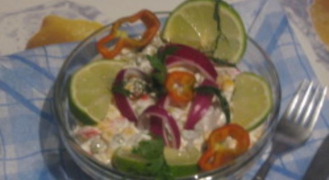 2 пакетчета ролца от раци
една кутия консервиран грах
една кутия царевица
един буркан кисели краставички
една опаковка майонеза
200 г обескостилкостени слабосолени маслини
една връзка копър
пол