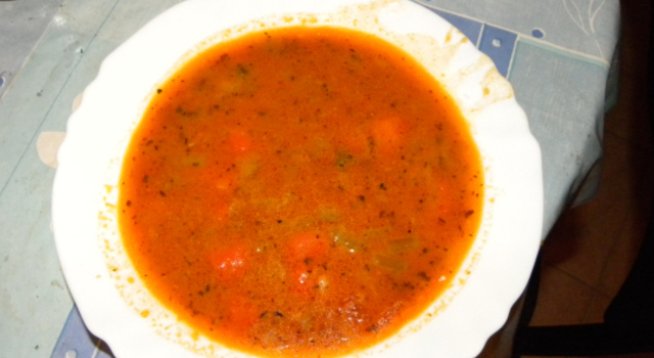 400 грама белен боб
праз - млад и за предпочитане откъм главата, на вкус,поне два пъти по
среден размер 12 см
3 моркова от по-големичките, ако са малки повечко
щипка червен пипер
щипка сол
2 щипки джоджен - поне бобът го обича и иска
2-3 лъжици доматено пюре
чесън - може на скилидки, може и на прах - според вкуса, като се
съобразяваме и с наличието на праза
целина - може от главата, може и само листа - страхотният им аромат е достатъчен
други подправки - може да проявите фантазия и гъвкавост, но трябва да
се внимава да не се "пресоли" (или преподправи) гозбата.