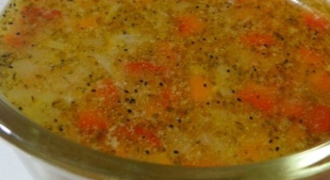 2 средно големи картофа
1 малка глава лук
1 морков
1/2 червена чушка
2 ч.л. чубрица
1 ч.л. магданоз сух
1 кубче бульон зеленчуков
1 щипка черен пипер
сол на вкус
1 щипка сушени домати на прах
1 с.л. олио