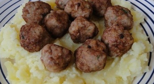 300 г кайма
1 филия хляб сух
500 г картофи
1 ч.л. чубрица ронена
1 малка глава лук
брашно за овалване
олио за пържене
2-3 стръка магданоз
1 ч.л. кимион
1 ч.л. сол
10 с.л. прясно мляко половината за накисване на хляба, а другата половина – за картофеното пюре
1 яйце
1 с.л. масло
