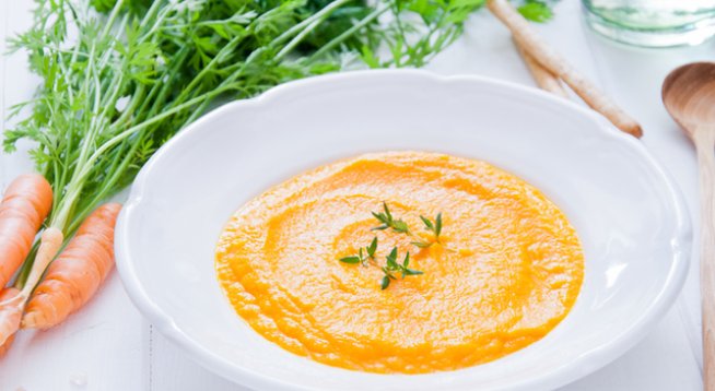 600-700 г моркови
½ пакет масло от големите
1 чаша прясно мляко
1 чаша течна готварска сметана
3-4 стръка пресен копър
2 стръка пресен магданоз
200 г домати от консерва
1 щипка сол
1 щипка черен пипер
сирене за настъргване